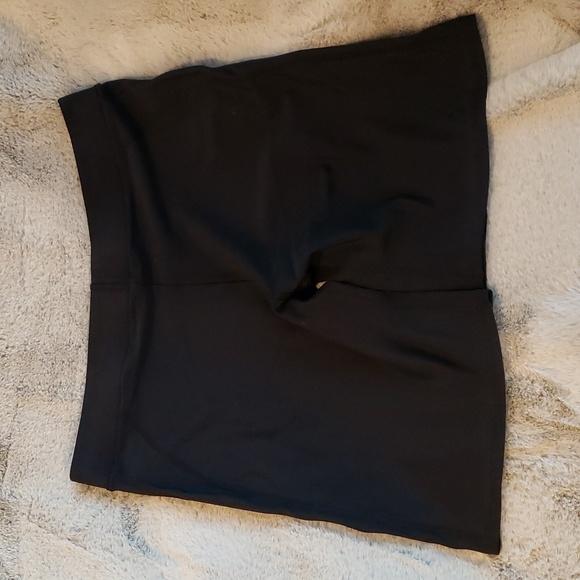 Under Armour Booty Shorts XL - Picture 3 of 7